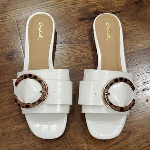 Womens Qupid white buckle slides size 7